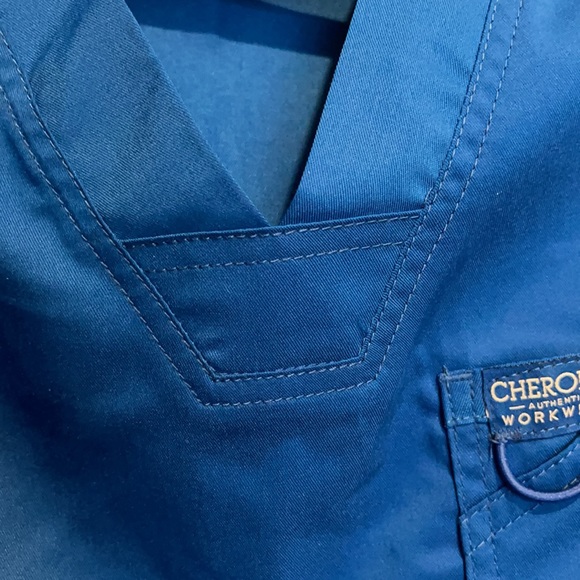 NEVERWORN. Cherokee UNISEX scrub top. - Picture 4 of 8